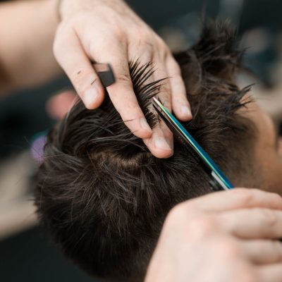Ze střihu vlasů v našem barbershopu budete mít skvělý pocit